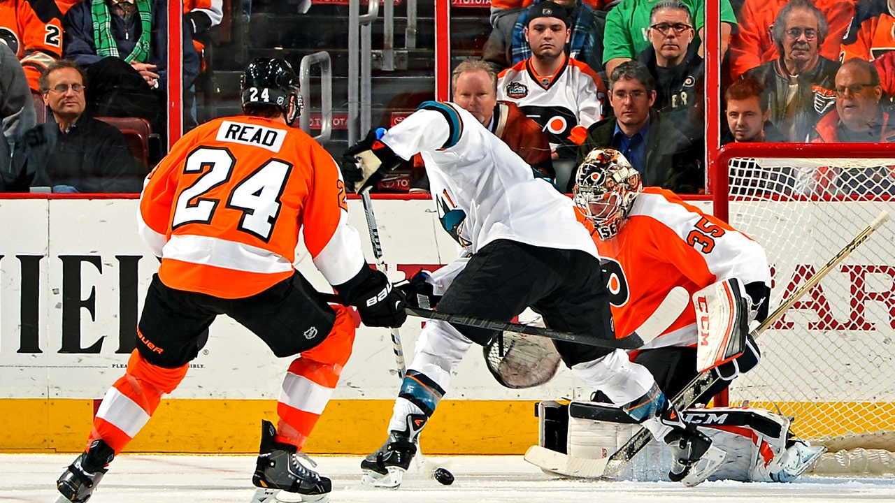Pavelski's hat trick lifts Sharks to easy victory over Flyers